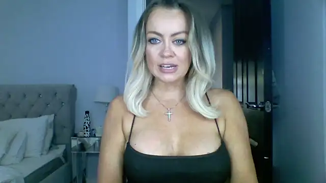 sexymilfmelody naked in live sex video chat