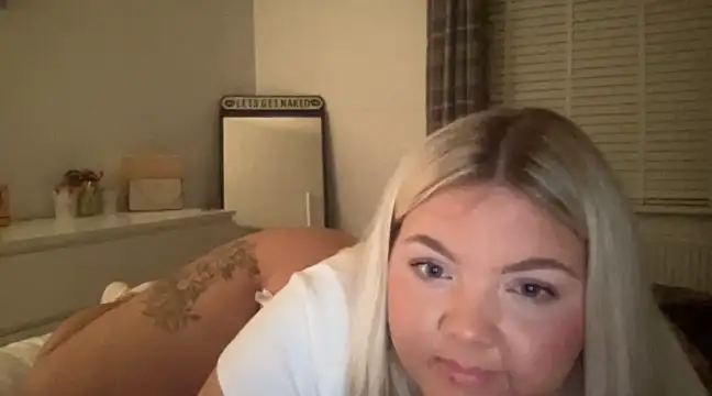tight_lilfuck_slut naked in live sex video chat