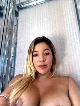 IsaRous27 naked in live sex video chat