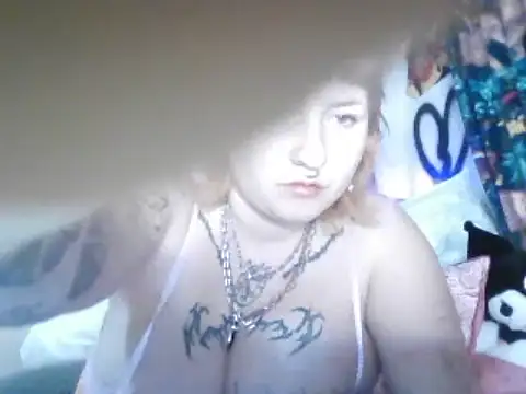 Itzluluxo naked in live sex video chat