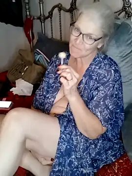 MommaVee naked in live sex video chat