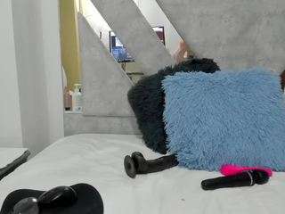 Rossett-Honeyy on webcam for live free nude chat now
