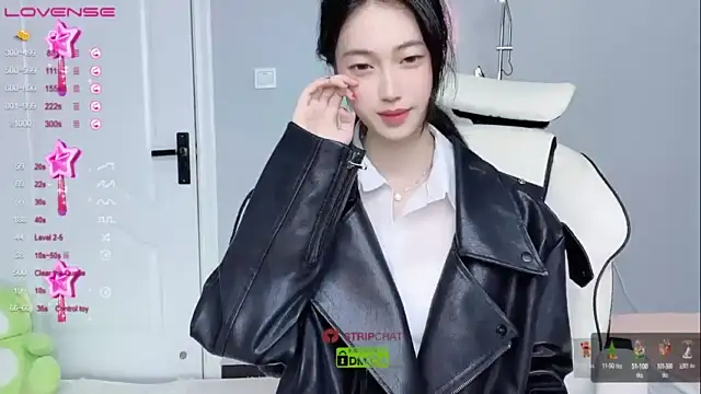 Caroline-175 naked in live sex video chat