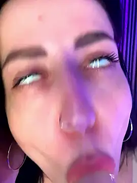 Emylia naked in live sex video chat