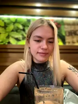 Jessi_Quenn naked in live sex video chat