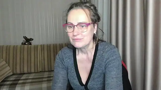 lauraoven naked in live sex video chat