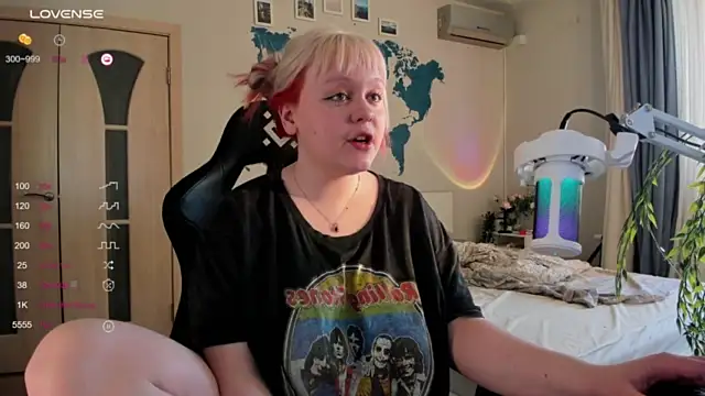 LisaLaas naked in live sex video chat