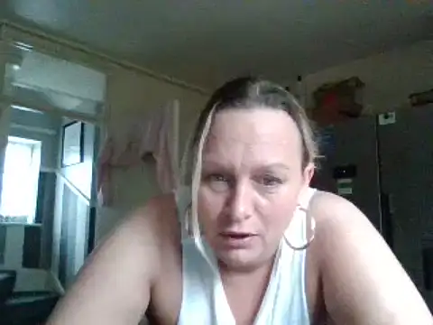 Wifey12345 naked in live sex video chat