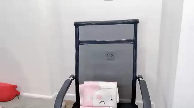 Keelin-18 naked in live sex video chat