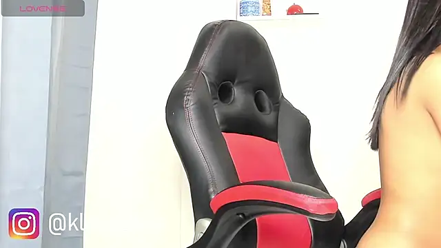 Kloe-squirts naked in live sex video chat