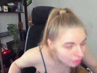 LeahKITTY00 on webcam for live free nude chat now