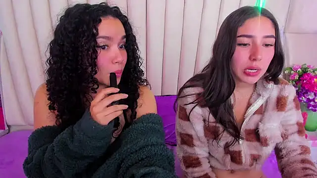 MaddieAndMedusa_ naked in live sex video chat
