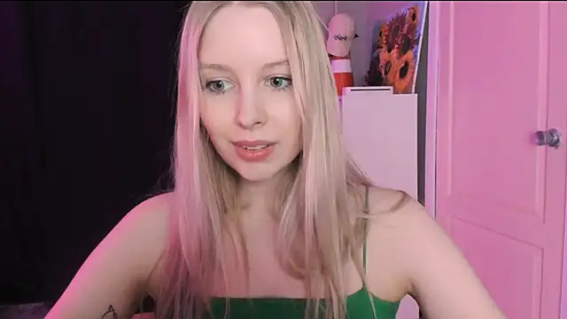 MiaDavis21 naked in live sex video chat