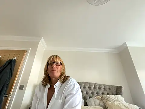 NaughtyTraceyCougar naked in live sex video chat