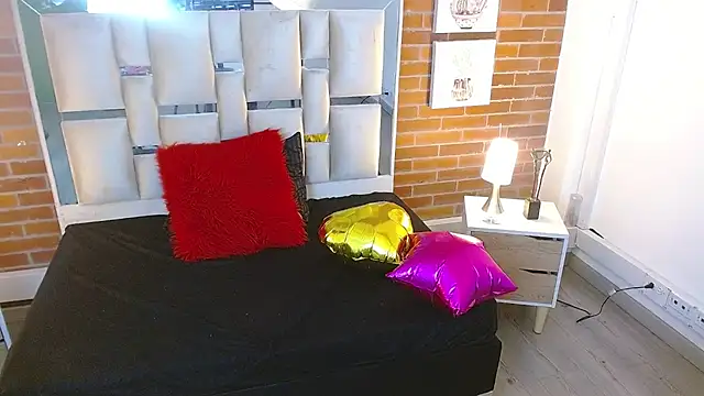 Yolmitza naked in live sex video chat