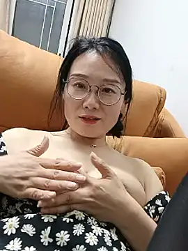 yuMeiren9 naked in live sex video chat