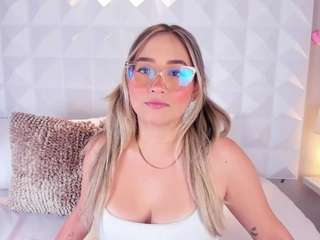 Antonella33 on webcam for live free nude chat now