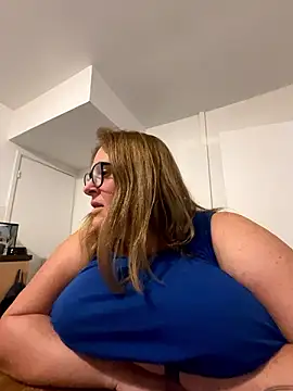 Ellie_143 naked in live sex video chat