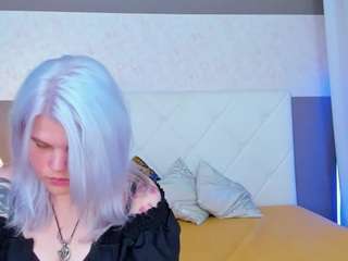 JoannLowe on webcam for live free nude chat now