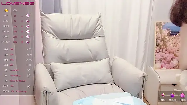linnie-mm naked in live sex video chat