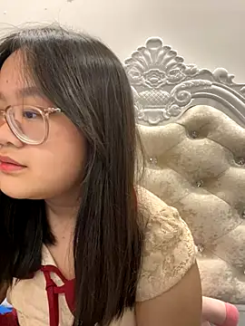 Miu2k5 naked in live sex video chat