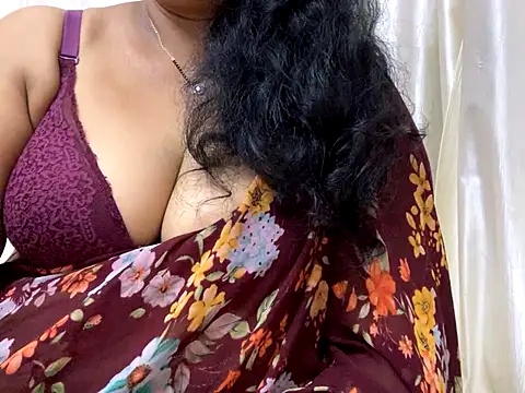 Radhika-69 naked in live sex video chat