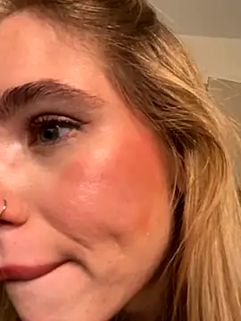 SkyBriii naked in live sex video chat