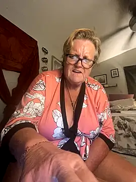 suereynolds naked in live sex video chat