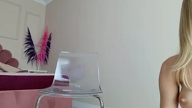 Yvonna_One naked in live sex video chat