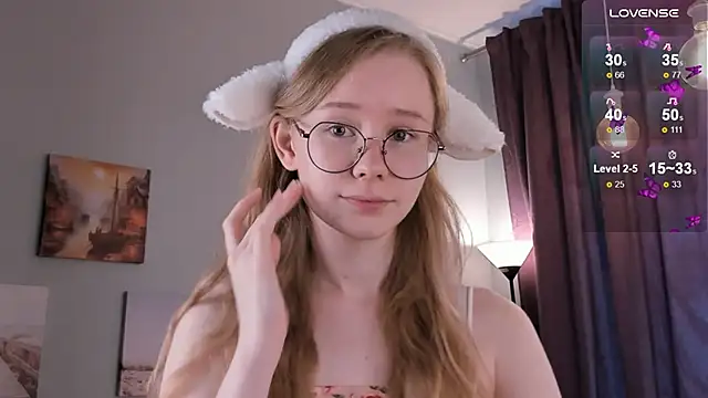 LynnFleek naked in live sex video chat