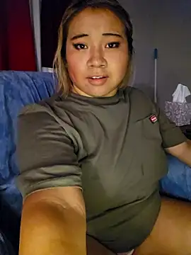 petitebbwfetish naked in live sex video chat