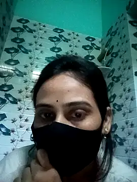 sexeyMaya naked in live sex video chat