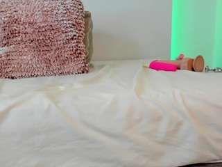 VoluptuousVixenVicky on webcam for live free nude chat now