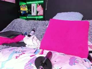 EmilyJhonsonn on webcam for live free nude chat now