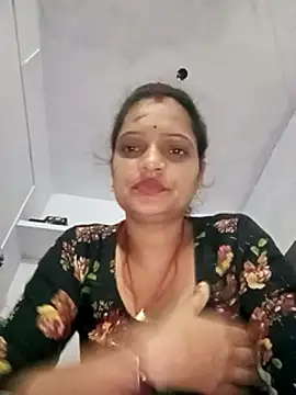 INDIANUE naked in live sex video chat