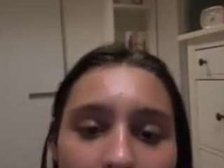 lily2201 on webcam for live free nude chat now