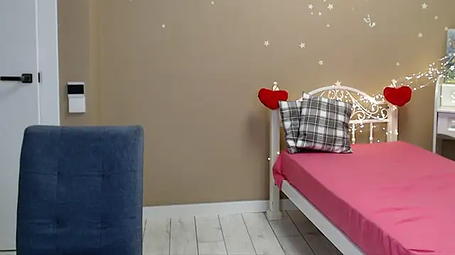 LoissPeach naked in live sex video chat