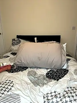 LouiseBishop naked in live sex video chat