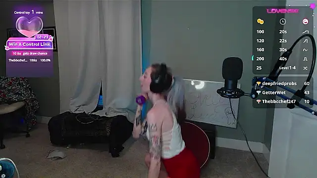 lovelylucyy naked in live sex video chat