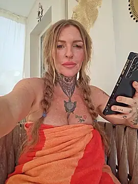YourMommyBlair naked in live sex video chat