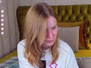 EmilyLous on webcam for live free nude chat now