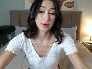 MeloYumi on webcam for live free nude chat now