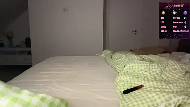 AlyssaOrient naked in live sex video chat