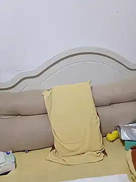 Chestnut023 naked in live sex video chat