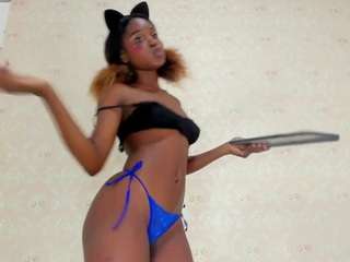 SARAA-COLLIINS on webcam for live free nude chat now