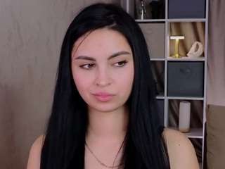 AraGrisham on webcam for live free nude chat now