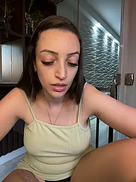BelleLouise13 naked in live sex video chat