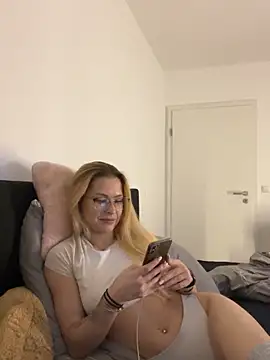 CuteAlyssa naked in live sex video chat