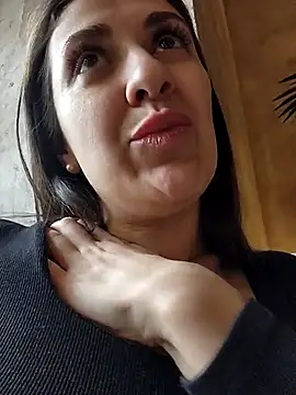 Doctor-Laura naked in live sex video chat