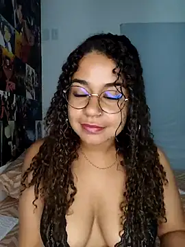 VitoriaFernandes naked in live sex video chat